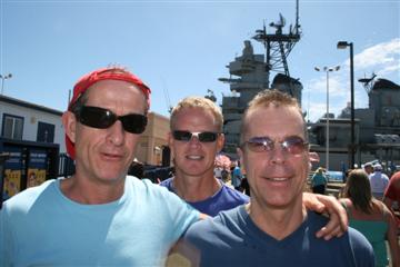 Marc C, Arno en Tim voor de USS Missouri.